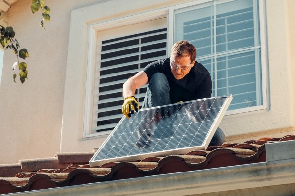 The pros and cons of solar roof panels